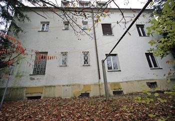 Südfassade zum Garten, zu Beginn der Restaurierung