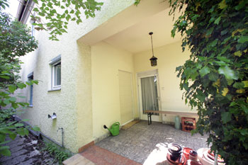 Westseite, Ecke Südseite. Vor der Sanierung, nach Rodung des Bewuchses