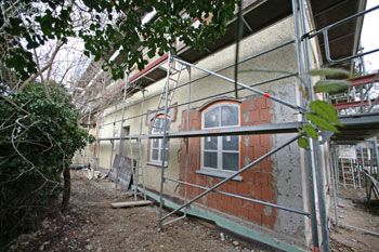 Westseite. Während der Sanierung