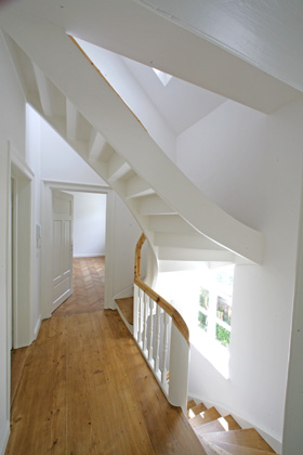 Treppenhaus Obergeschoss zum Dachgeschoss. Nach der Restaurierung