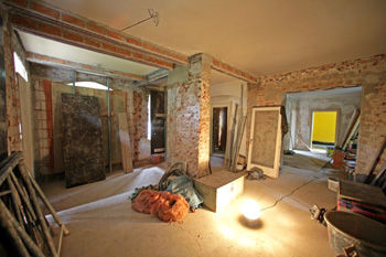 Zimmer im Anbau von 1965. Erdgeschoss. Während der Sanierung.