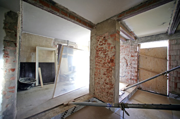 Erweitertes Zimmer im Anbau von 1965. Erdgeschoss. Während der Sanierung.