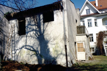 Ruine vom Efeu befreit. Im Hintergrund das Haupthaus